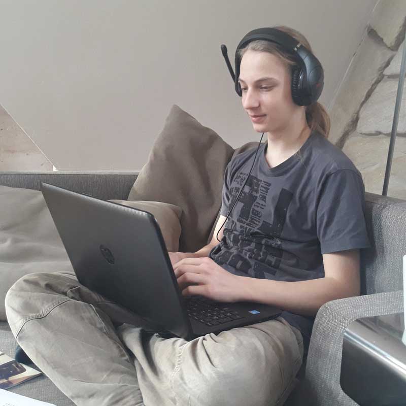 Fahrschüler bei der Online-Theorie Fahrschüler bei der Online-Theorie